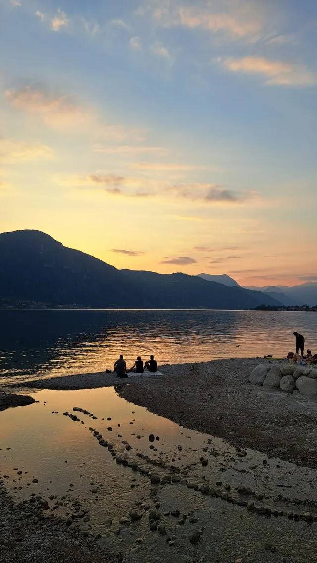 Spiaggia ad Abbadia Lariana, canoa e pizza a cena