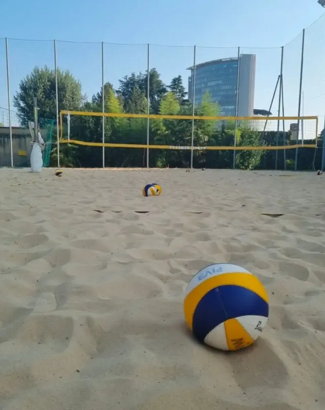 Beach Volley, friends & drink 