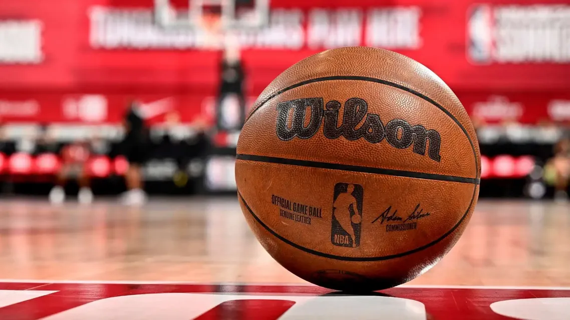 Pallone da basket NBA sul parquet di un palazzetto