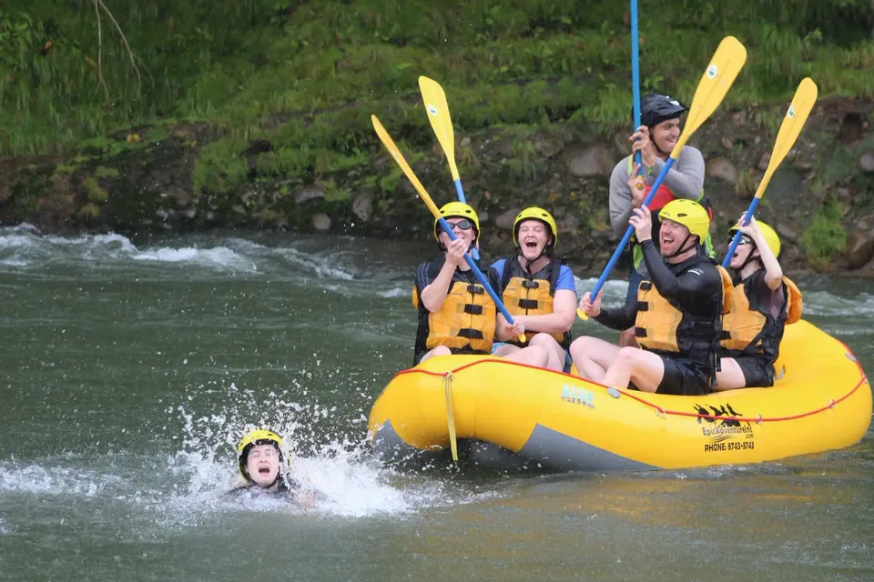 Gruppo che fa rafting su un fiume