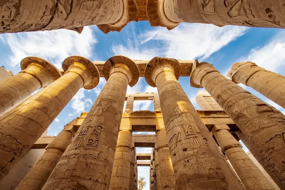 Colonne di un tempio antico contro il cielo azzurro
