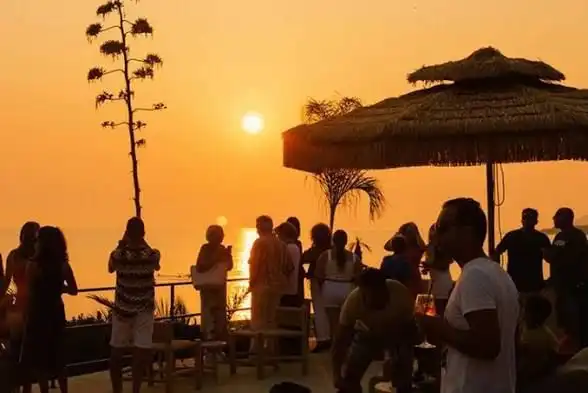 Aperitivo in Spiaggia al Tramonto