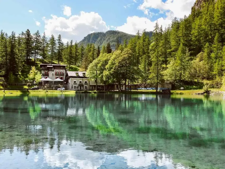 Trekking al Lago Laux tra montagne e acque cristalline ⛰️🌲