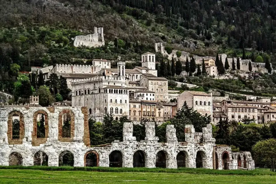 Gubbio, tra vicoli e chiacchiere