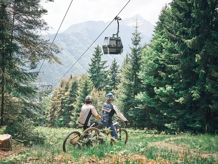 Due ciclisti in mountain bike in un bosco di montagna