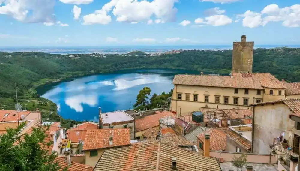 Il Sentiero dei due Laghi e fragoline di bosco a Nemi