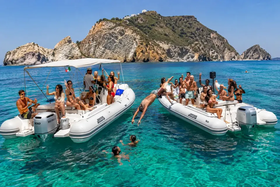 Ponza e Palmarola in Gommone! Aperitivo e tanta Musica! 