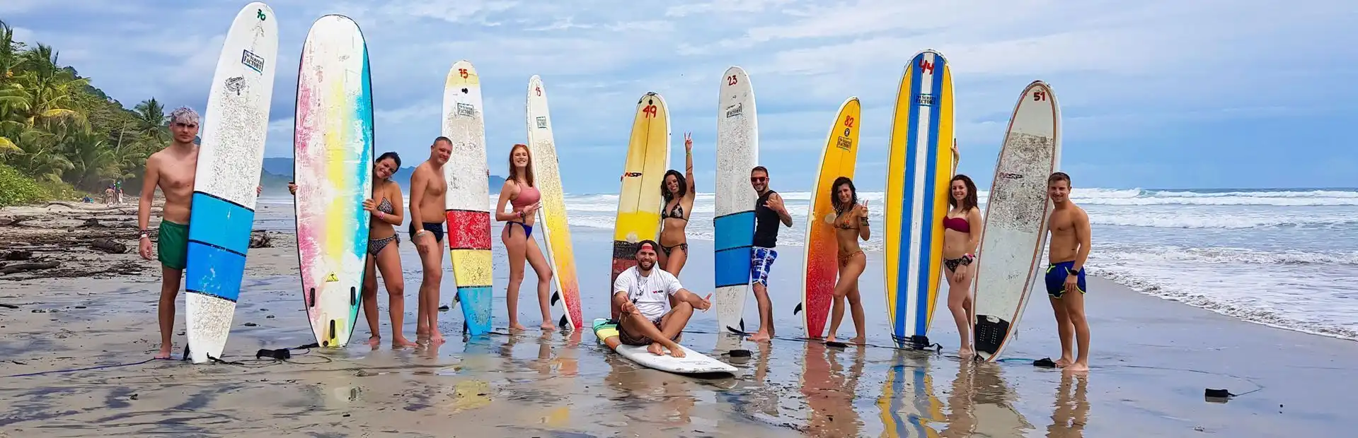 Gruppo di surfisti con le tavole su una spiaggia
