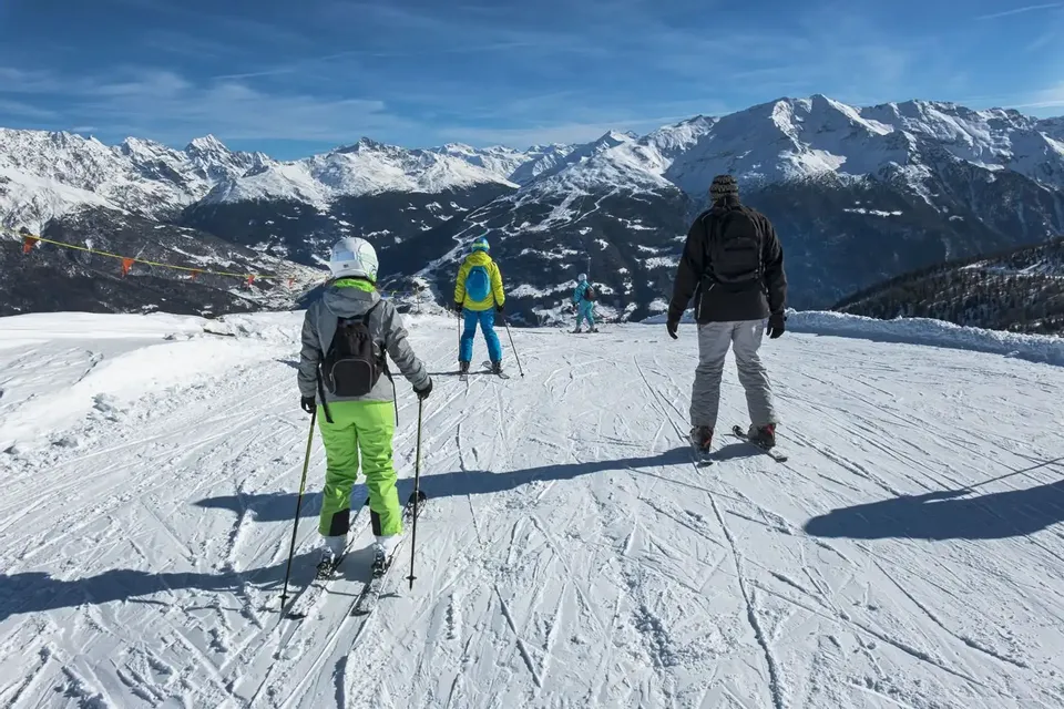 Sciatori su una montagna innevata
