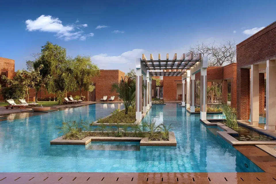Piscina di un resort di lusso circondata da palme