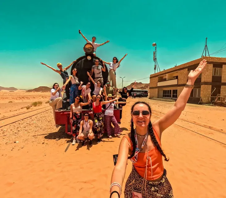 Gruppo che esulta nel deserto in Giordania