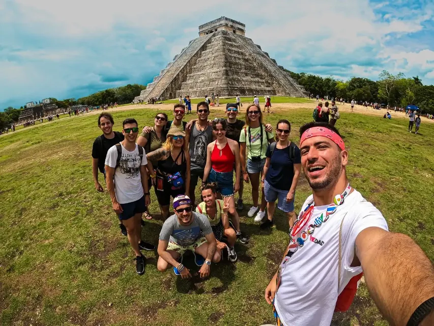Selfie di gruppo davanti a Chichén Itzá