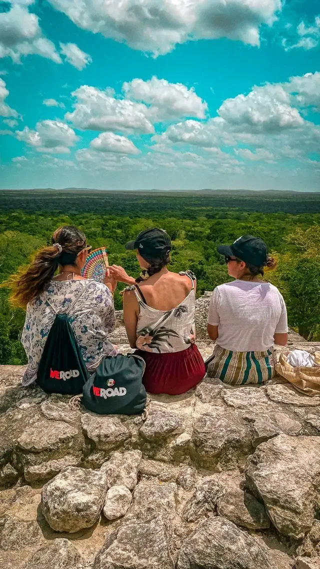 Amici seduti sopra la giungla in Messico