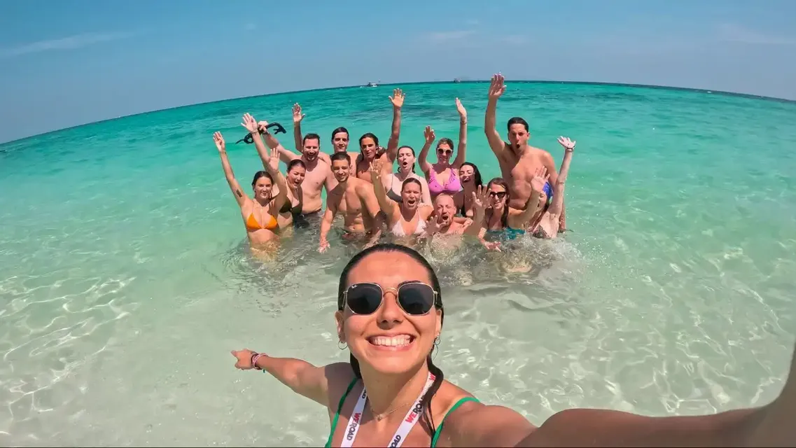 Gruppo nel mare turchese in Thailandia