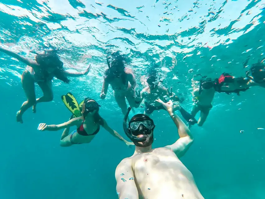 Gruppo che fa snorkeling in Thailandia