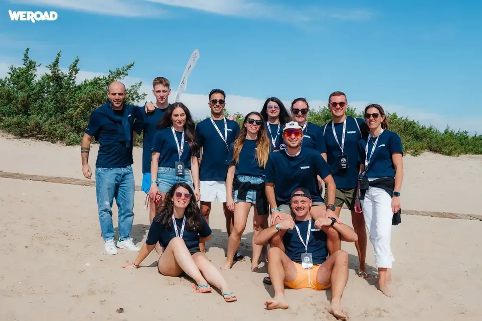 Persone del team WeRoad in spiaggia