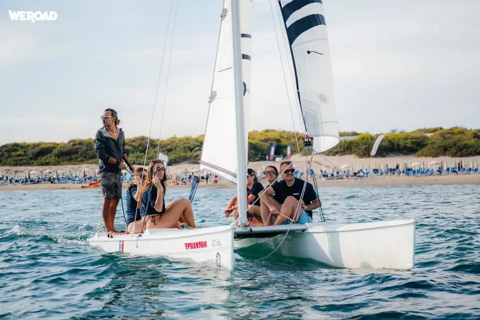 Il team WeRoad in barca a vela