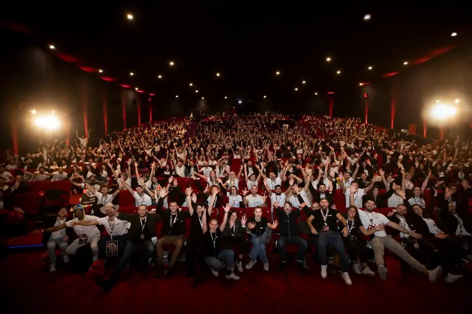 Il team WeRoad e i coordinatori durante una plenaria in un auditorium pieno