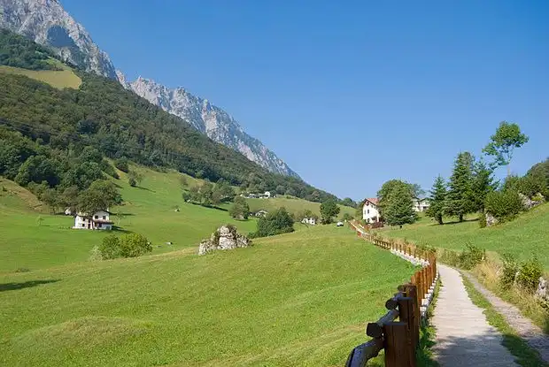 Trekking medio panoramico e bucolico - Piani di Nava
