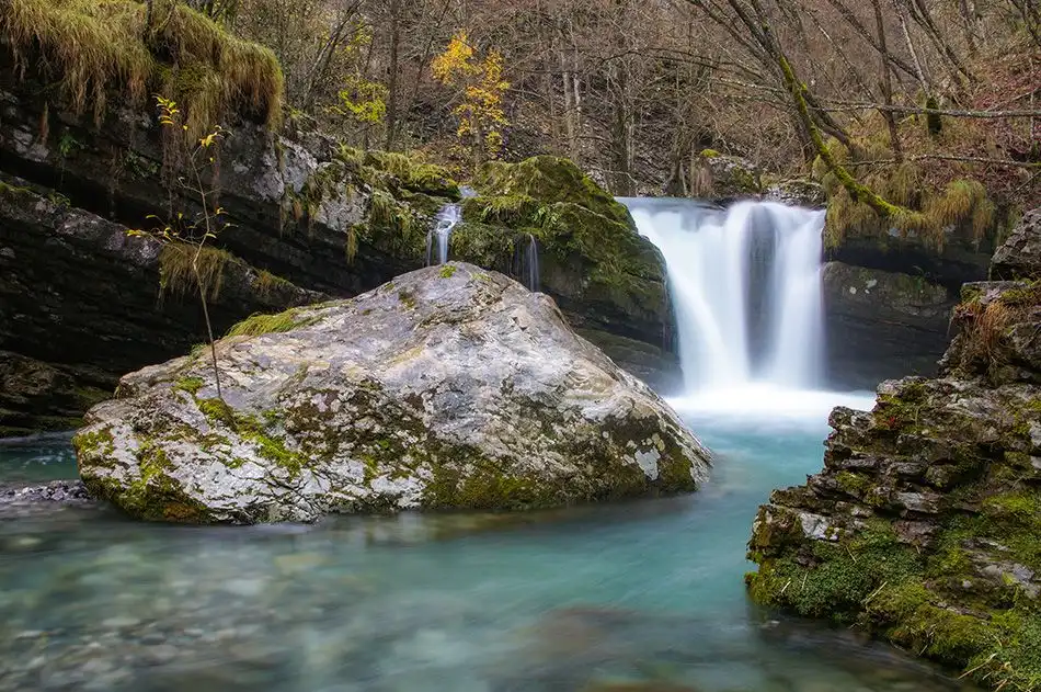 Trekking con cascate e bagno nelle piscine naturali