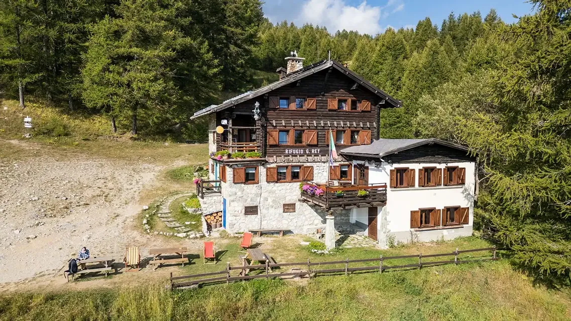 🌄 Una notte in rifugio, una vetta da conquistare 🥾
