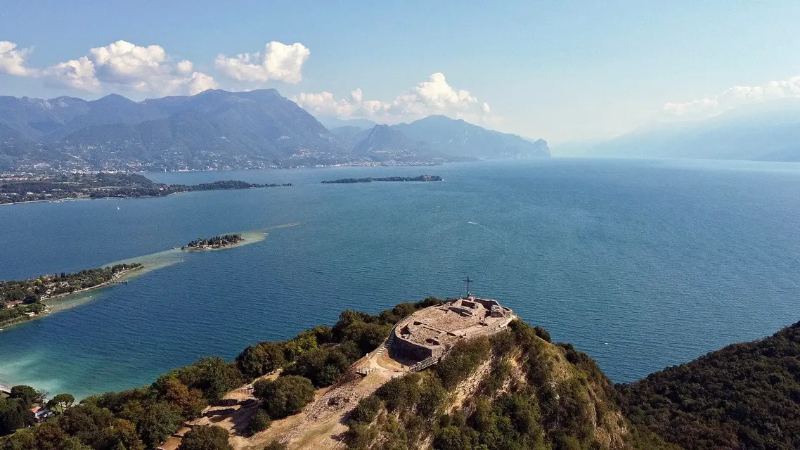 Trekking sul Lago di Garda + pranzo in Agriturismo