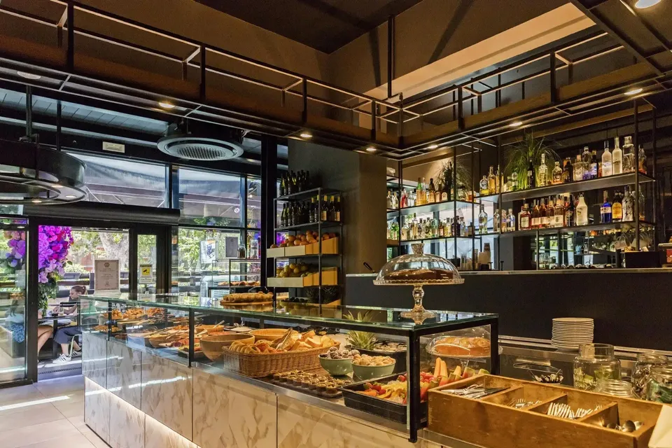 Aperitivo tra amici per spezzare la settimana 
