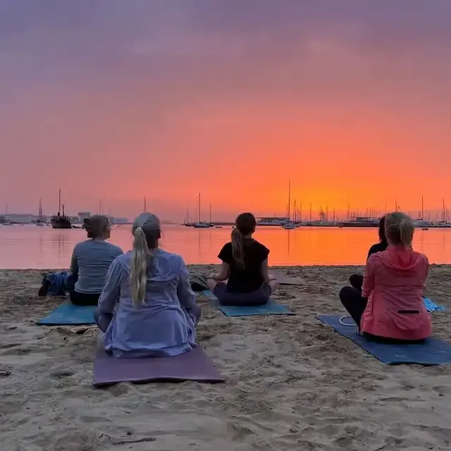 🧘🏽‍♀️ Yoga, mare, tramonto 🌅