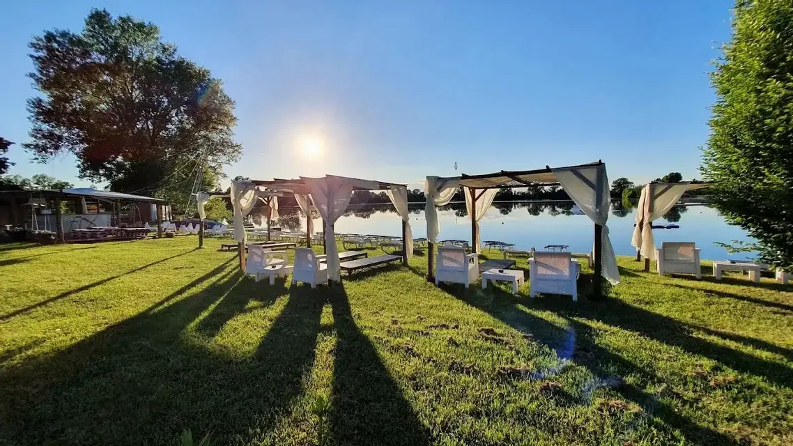 Yoga, lago e sunset vibes