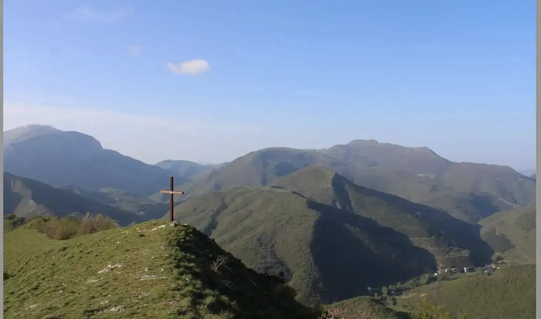 Bosco, cresta e cascata nascosta: trekking al Monte Cucco