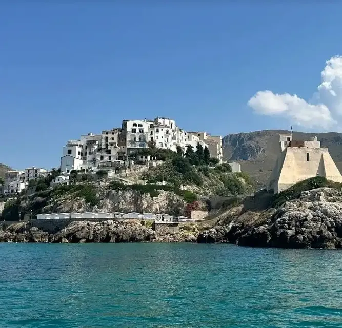 Sperlonga in barca: Grotta Azzura, Calette e Scogliere.