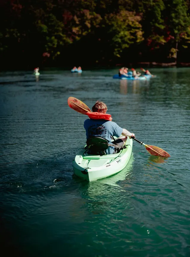 Canoa & Connessioni: Avventura, relax e nuove amicizie 