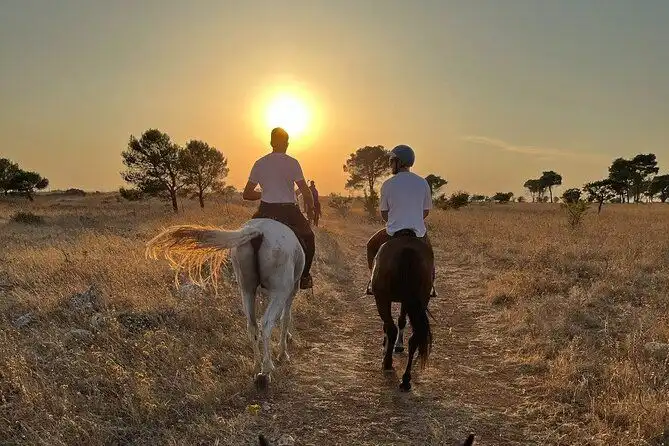 Tramonto a cavallo nelle campagne della Murgia