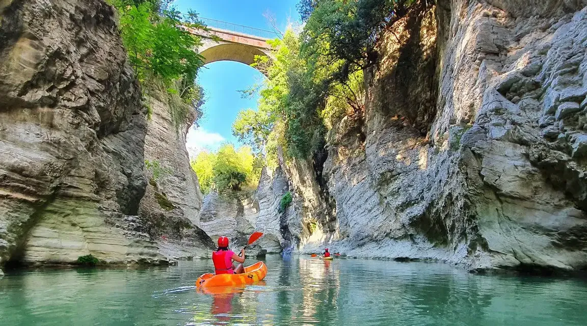 Kayak Marmitte dei Giganti & Gola del Furlo