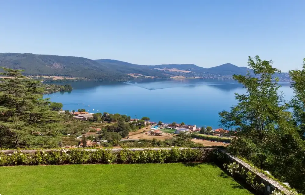 Sabato al lago: yoga, relax e aperitivo in barca