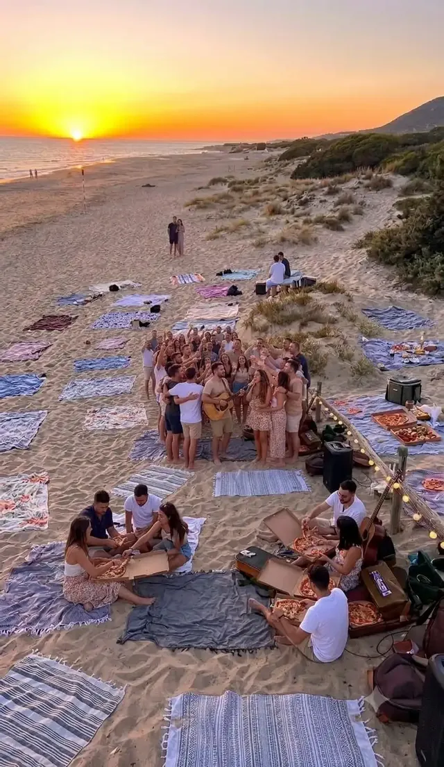 Sunset, Acoustic Vibes & Pizza in Spiaggia 🏖️🍷🎸🍕