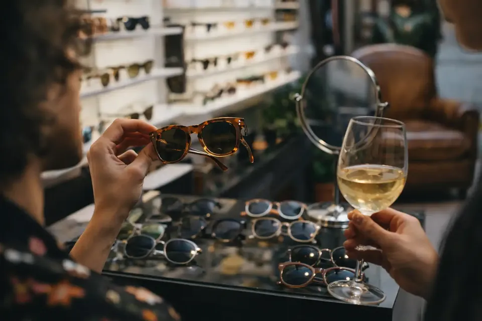 Trova il tuo occhiale da sole: vino & chiacchiere