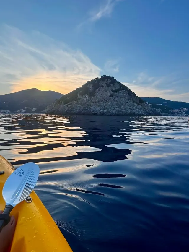 Giornata a Spotorno, tour di Bergeggi in kayak al tramonto