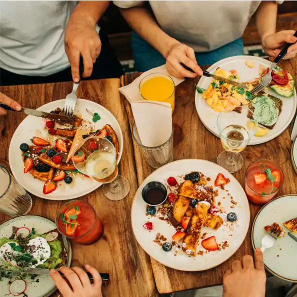Brunch & New Friends 🥐☕