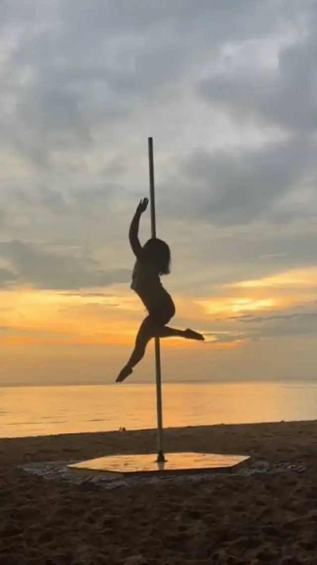 Pole & Sunset: Vola sopra le onde al tramonto!