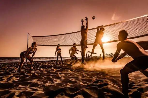 Torneo di Beach Volley al Tramonto 🏐🌅🍕