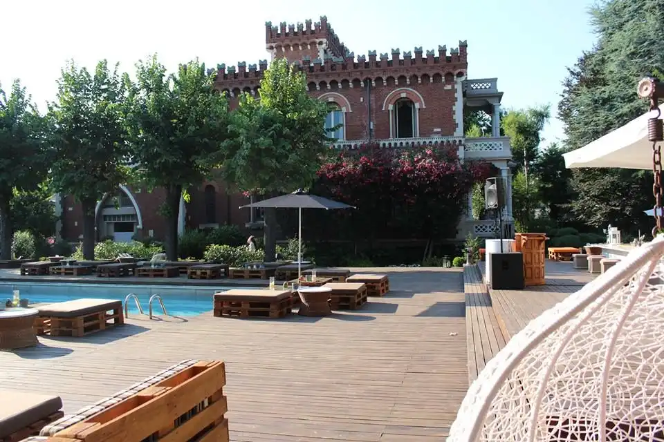 Apericena a bordo piscina in Castello