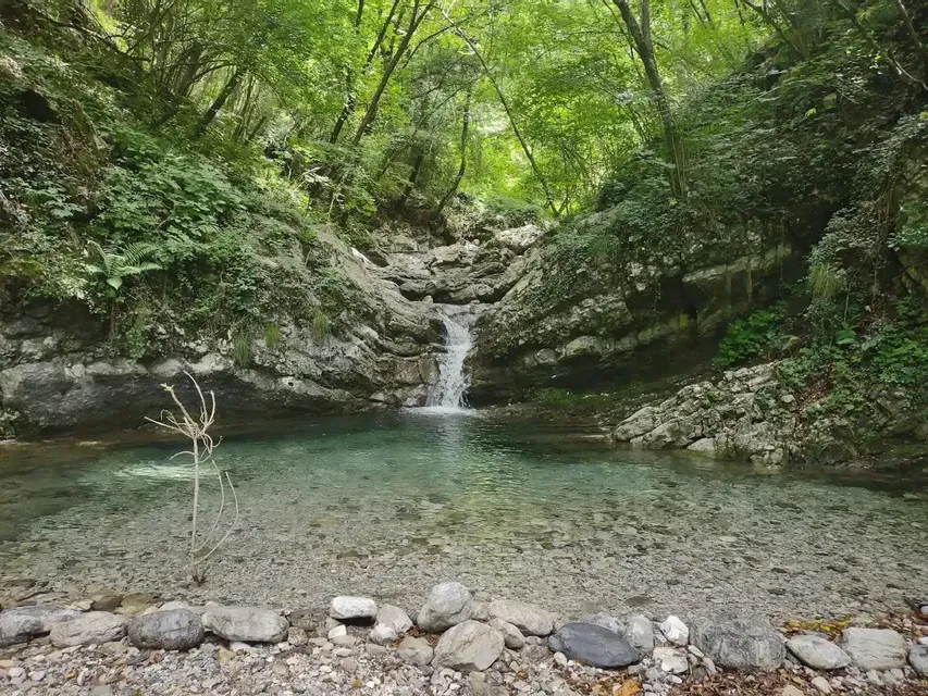 Trekking escursionistico medio tra la piscine naturali