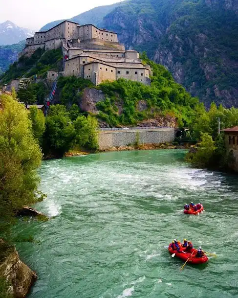 🌊 Outdoor & Adrenalina: Rafting sulla Dora Baltea! 🚣‍♂️