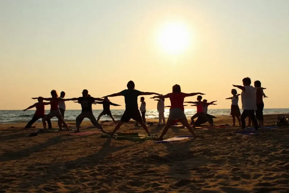 Yoga al tramonto, aperitivo e cerchio di suoni