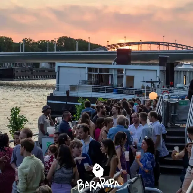 Yoga Club : yoga, sunset & drinks sur une péniche ☀️