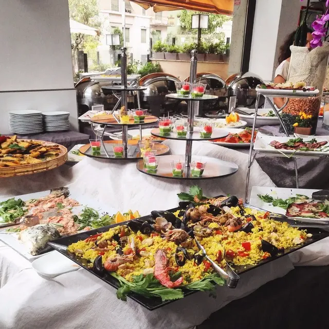 Momart Apericena con buffet 