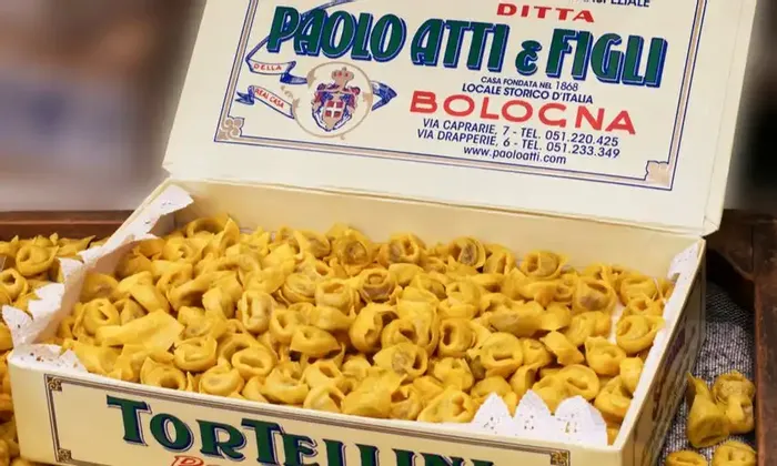 Una scatola di tortellini freschi fatti a mano da Paolo Atti & Figli, storico negozio di Bologna, esposta in vendita.