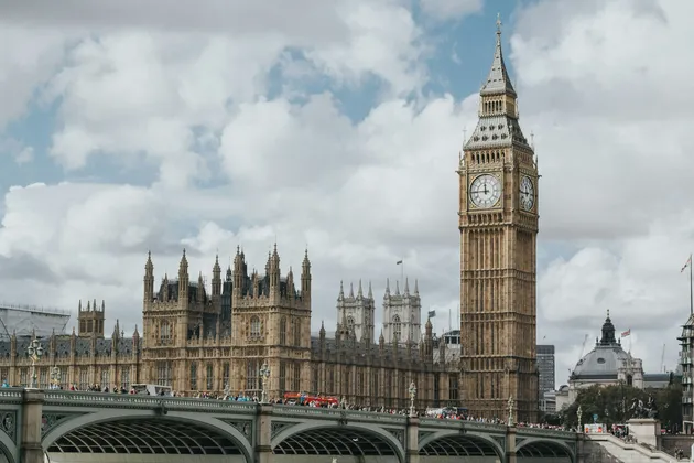 Una vista del Big Ben e delle Houses of Parliament dal trafficato Ponte di Westminster sotto un cielo nuvoloso.