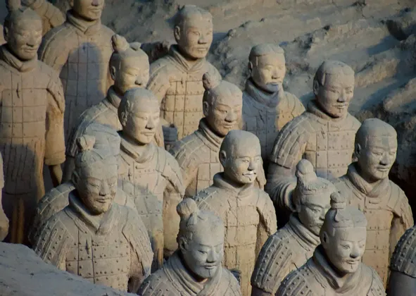 Una vista ravvicinata dell'Esercito di Terracotta, che mostra file di dettagliate statue di guerrieri d'argilla a grandezza naturale.